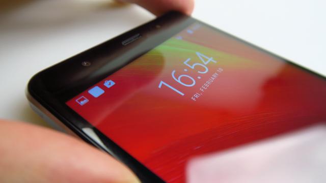 <b>iHunt One Love: Conectivitate old school, microfon OK</b>iHunt One Love sună ca o poveste de dragoste, dacă te uiţi la numele său, dar e de fapt un telefon şi scopul său este foarte clar: să sune şi să îţi permite să fii sunat. Chiar dacă această sarcină e neglijată în ziua de azi în favoarea lui Whatsapp sau..