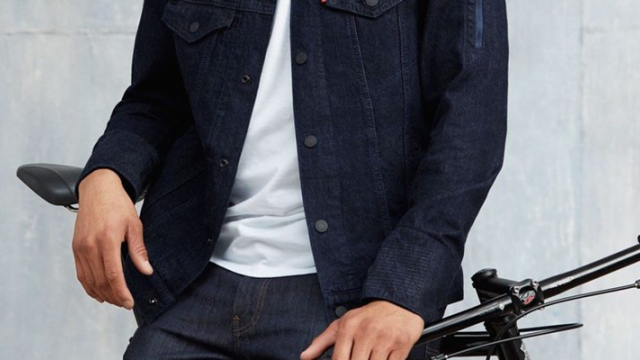 <b>Google şi Levi's au creat o jachetă denim smart, pe care o vor lansa în acest an; Iată Project Jacquard în acţiune! (Video)</b>Cum Project Ara a fost pus în standby, iată că Google își îndreaptă atenția către alte proiecte precum este Project Jacquard. În parteneriat cu firma Levi's, marele G a dezvăluit astăzi o jachetă denim smart ce va sosi pe piață în variante feminine și 