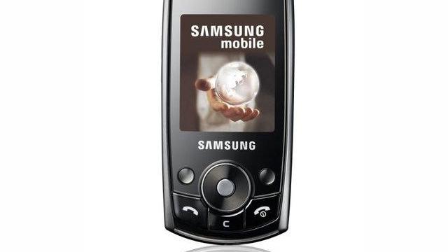 <b>Telefonul multimedia Samsung J700, acum in Romania prin HAT Group Co.</b>Trendesetterii si pasionatii de telefoane cu functii multimedia avansate primesc o veste buna astazi, deoarece telefonul Samsung J700 este acum disponibil in Romania prin HAT Group Co. la pretul de 549 RON (cu TVA). Terminalul are ceea ce numim un look...