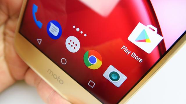 <b>Motorola Moto M: Display colorat cum trebuie, luminos cât trebuie</b>Motorola Moto M a mers pe ruta sigură şi mult încercată a IPS LCD-ului şi nu s-a avântat la AMOLED ca modelele Moto Z. Moto M dispune de clasicul ecran IPS LCD de 5.5 inch, cu rezoluţie Full HD şi pentru că nu avem un player video preinstalat, l-am pus..