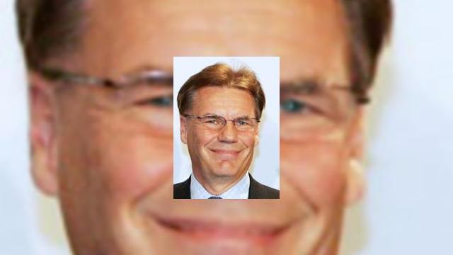 <b>Seful Nokia are salariul mai mare decat toti angajatii de la Jucu</b>Presa germana nu-i iarta pe cei de la Nokia nici acum, la mai bine de 2 luni de la scandalul Bochum, mentionand salariul bossului Nokia si afirmand ca acesta este de 3 ori mai mare decat cel al tuturor angajatilor de la Jucu, dupa cum ne informeaza si...