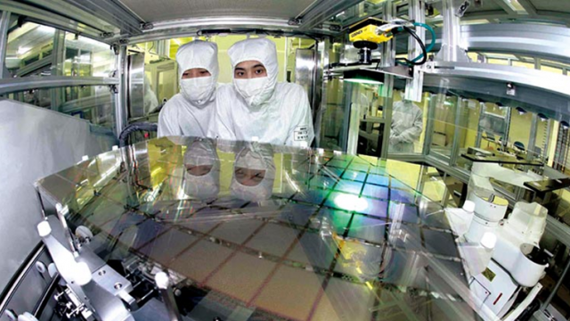 <b>Huawei are de înfruntat o criză a panourilor AMOLED în acest an, insuficiente pentru toţi producătorii</b>Din câte se pare, ne apropiem de o criză a panourilor AMOLED și asta pentru că majoritatea companiilor producătoare de smartphone-uri au în plan asemenea terminale echipate cu display-uri AMOLED, sau măcar tânjesc la lansarea unuia pe piață. Publicația