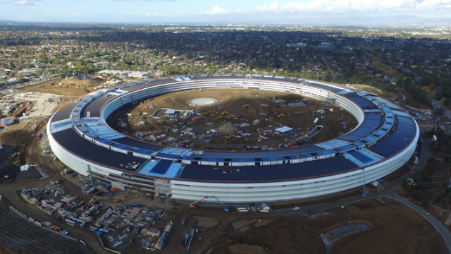 <b>Evoluţia noului campus Apple e fantastică, prezentată în fotografii de înaltă rezoluţie</b>Din când în când mai apar fotografii sau chiar clipuri filmate cu drona ale noului campus Apple, un adevărat sediu OZN ce se întinde pe o suprafață uriașă ce va găzdui un număr de peste 12.000 de angajați. Aici se va lucra la noi tehnologii și produse, vo