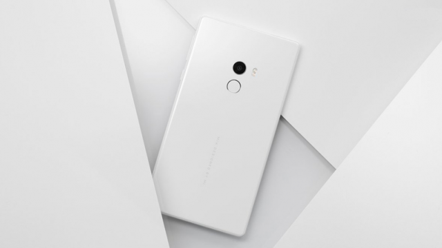 <b>Xiaomi Mi MIX gata de vânzare şi la nivel internaţional în curând</b>Nu cu mult timp mult în urmă cei de la Xiaomi au anunțat faptul că smartphone-ul Mi Mix va sosi curând și pe piața internațională, telefon ce a deschis apetitul publicului și al producătorilor de terminale mobile pentru produsele dotate cu panouri