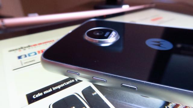 <b>Motorola Moto Z Play: Design care provoacă pasiuni şi controverse</b>Motorola Moto Z Play are o abordare diferită de design faţă de Moto Z, dar câteva idei de baza tot păstrează. Spre exemplu rămâne cu o zonă frontală glossy şi un spate la fel de glossy, ba chiar şi mai lucios. Să vă ferească Sfântul de o zi cu soare..