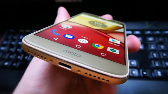 <b>Motorola Moto M: Baterie sub media pieţei, totuşi se încarcă rapid</b>Motorola Moto M are o baterie care sună bine pe hârtie, cu a sa capacitate de 3050 mAh. E o unitate Li-Po, care promite şi încărcare rapidă la 5V/2A. Să vedem totuşi care sunt şi motivele pentru care am subliniat că "sună bine pe hârtie".