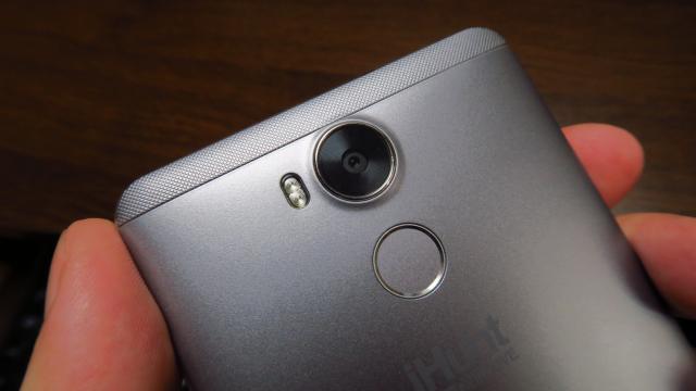 <b>iHunt One Love: Cameră rezonabilă pentru preţ, selfie-urile surprind noaptea</b>În general asociem stabilizarea optică a unei camere cu flagship-urile şi de vreo 2-3 ani şi cu modelele midrange. iHunt propune aceasta dotare pe un telefon de buget şi anume iHunt One Love. În ce măsură performează camerele aflaţi în următoarele rânduri