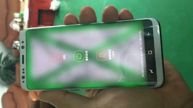 <b>Samsung Galaxy S8 este fotografiat din nou; vedem variantele pe albastru, auriu și argintiu</b>La ordinea zilei sunt scăpările cu Samsung Galaxy S8 și nici măcar într-o zi ca aceasta de duminică nu scăpăm de leak-uri sub formă de fotografii. Vedem în cazul de față 3 dintre variantele de culoare pe care flagship-ul urmează a le adopta, printre ele