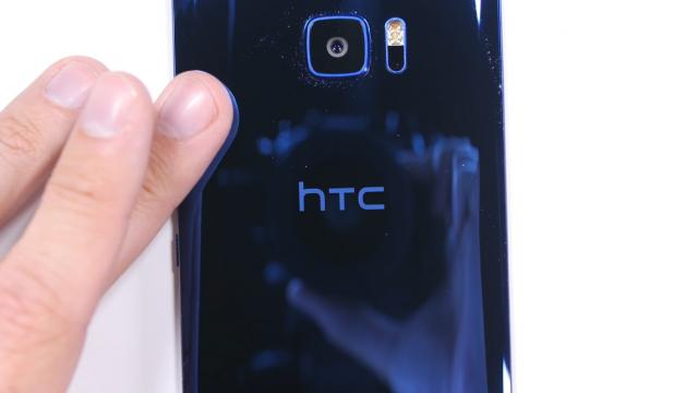 <b>HTC U Ultra testat pentru rezistenţa la zgârieturi, îndoire şi ardere: JerryRigEverything are verdictul! (Video)</b>E momentul pentru încă un video clasic al lui JerryRigEverything, de această dată un test de rezistenţă pentru HTC U Ultra. Terminalul se afla şi la noi în teste, dar staţi liniştiţi nu îl vom zgâria sau îndoi cu toată forţa. Pentru asta îl avem pe Jerry
