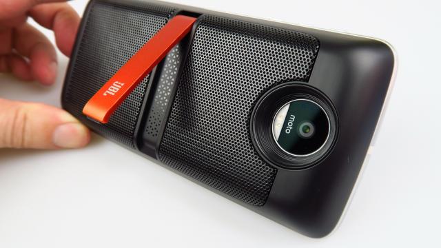 <b>Motorola Moto Z Play: Multimedia bună, dar fără recorduri; Compensează modulul JBL SoundBoost</b>Ca şi Moto Z, Moto Z Play optează pentru utilizarea earpiece-ului drept difuzor pentru muzică. Nu avem căşti la pachet şi folosim Google Play Music drept player muzical. Egalizatorul e cel stock, pe bază de funcţii ca Extreme Bass, Bass Punch, Vocalizer..