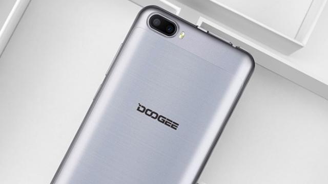 <b>Doogee Shoot 2 este un nou smartphone de buget; rulează Android Nougat și aduce o cameră duală, totul pentru numai 275 lei</b>Producătorul chinez Doogee s-a axat în ultima vreme pe dezvoltarea de smartphone-uri cu adevărat accesibile, modele ce nu se prezintă deloc rău din punct de vedere hardware și nici la capitolul design. Cel mai nou exemplu se numește Doogee Shoot 2 și