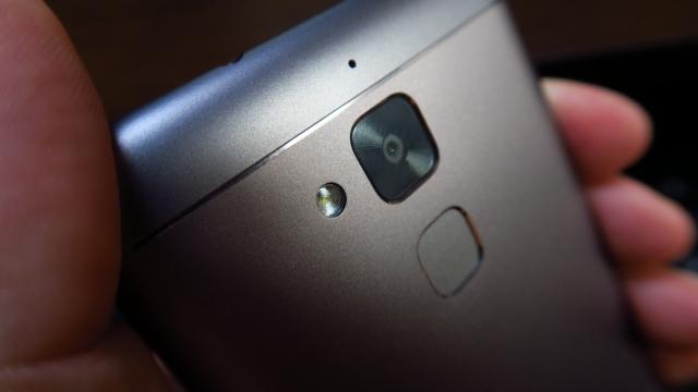 <b>ASUS ZenFone 3 Max: Camera peste aşteptări, mai ales la selfie</b>ASUS ZenFone Max avea avantajul telemetrului laser atunci când oferea ceea ce părea a fi o cameră midrange fără pretenţii mari, în faţa unui ZenFone 2 Laser spre exemplu. ZenFone 3 Max renunţa la telemetru laser şi propune clasicul combo de cameră de..