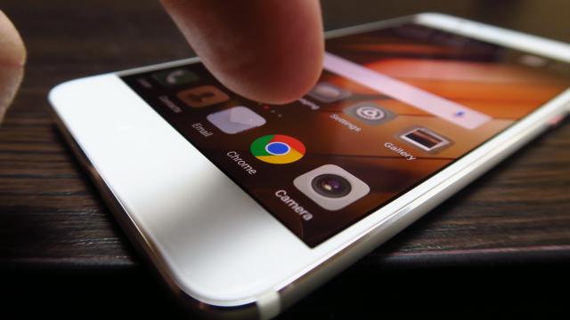 <b>Huawei P10 Plus: Design de P9 rotunjit, cu puternică senzaţie de "me too"</b>Huawei P10 Plus e varianta mai mare a lui P10, oferind o diagonală de 5.5 inch, dar acelaşi format de design. E pe bază de corp metalic unibody şi panou frontal uşor curbat. Vibe-ul de iPhone 6 e puternic aici, cum a fost şi la P9 şi cum am văzut şi la..