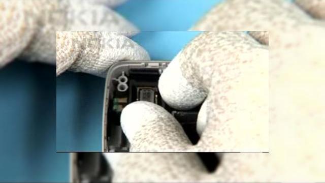 <b>Cum "sa-ti faci" un Nokia N82</b>S-a ajuns si aici! Blogul PassioneMobile ne prezinta un clip video care ne invata cum sa asamblam un telefon Nokia N82. Am auzit de persoane care modeaza handseturi, atat hardware, cat si software, dar de asamblarea unui intreg terminal mai rar. Dati...
