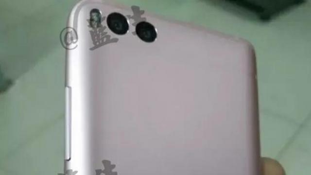 <b>Xiaomi Mi 6 apare în noi fotografii, pe roz de această dată</b>De câteva zile putem spune că s-a dat și startul sezonului de leak-uri pentru flagship-ul Xiaomi Mi 6, un telefon ce va sosi cu o cameră duală la bord din câte se prevede. Astăzi vedem fotografii reale cu dispozitivul de față, de această dată fiind 