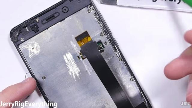 <b>Nokia 6 primeşte o disecţie din partea lui JerryRigEverything, e extrem de usor de reparat (Video)</b>În ultima vreme celebrul youtuber JerryRigEverything a început să ne prezinte și disecții ale telefoanelor pe care le testează la zgâriere, îndoire șamd. Astăzi vedem pe masa sa la disecat pe nimeni altul decât Nokia 6, telefon care se dovedeși a fi 