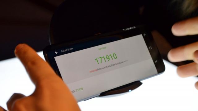 <b>Samsung Galaxy S8 în varianta cu procesor Exynos 8895 versus modelul Snapdragon 835; Care obţine rezultate mai bune în benchmark-uri?</b>Un gând ce stă în mintea tuturor la ora actuală este și cel referitor la care este varianta mai puternică de Samsung Galaxy S8? Cea echipată cu procesor Snapdragon 835 sau cea cu Exynos 8895. Ei bine, răspunsul îl aflăm chiar astăzi odată cu dezvăluirea