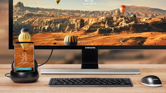 <b>Ce diferenţe sunt între Samsung DeX şi sistemul său şi Microsoft Continuum? Experţii dau răspunsul</b>Samsung Galaxy S8 este primul smartphone din universul Android ce vine cu un accesoriu de tip Microsoft Continuum ce ne permite să extindem capabilitățile sale. Este vorba despre Samsung DeX, un dock interesant ce astăzi este comparat din punct de
