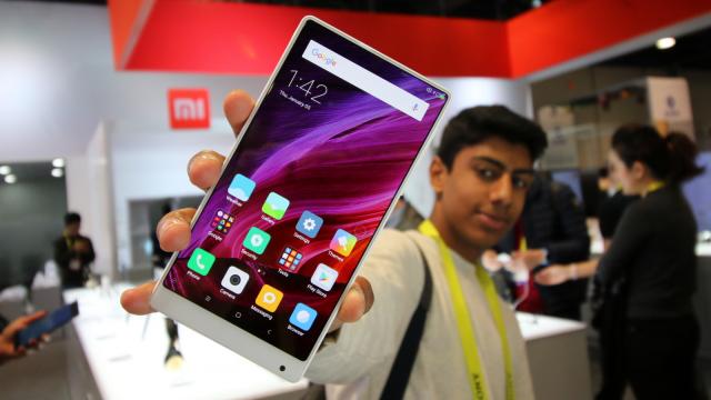 <b>Turul Magazinelor #167: telefonul mare cât un card de credit, mini skateboard luminos şi saltea gonflabilă</b>Cu luna aprilie începută practic nu mai poţi spune că nu a venit primăvara şi ca atare am găsit azi produse care se pretează să fie folosite mai degrabă la exterior, decât la interior. E vorba despre un mini skateboard cu roţi luminoase, o saltea..