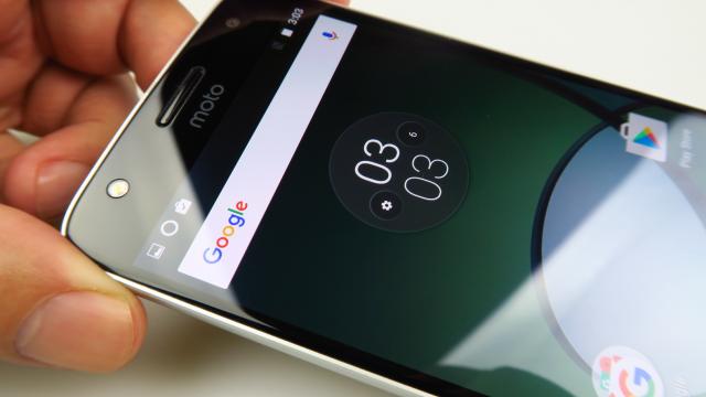 <b>Motorola Moto Z Play: Conectivitate USB Type-C, 3 microfoane, viteze excelente</b>Am spus-o şi o repet din nou: tăticii telefoanelor mobile, Motorola şi Nokia practic nu au voie să se audă prost la apeluri. E ca şi cum un Ford, una dintre primele mărci mari de maşini ar avea probleme cu pedalele. Moto Z Play bifează aspectele moderne..