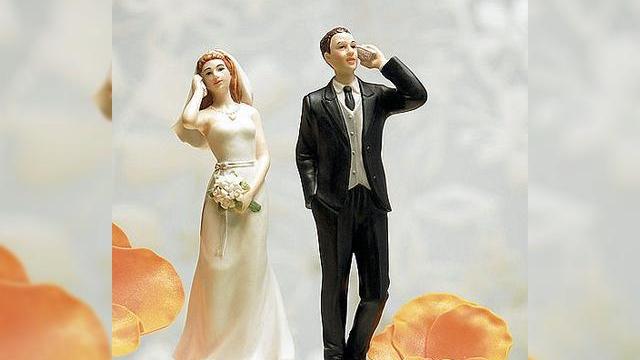 <b>Telefonul mobil te insoteste de la nunta pana la inmormantare</b>Cei de la Engadgetmobile.com au realizat cat de prezent este telefonul in viata noastra, revelatia fiind obtinuta cu ajutorul unei podoabe de tort de nunta care reprezenta un mire si o mireasa vorbind la telefonul mobil. Dependenta de telefonul mobil este...