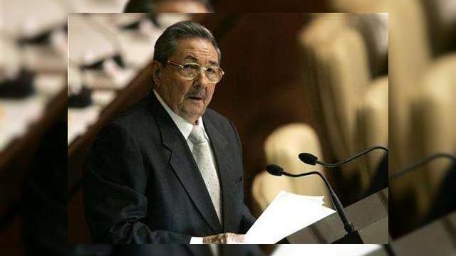 <b>Cubanezii cumpara telefoane mobile pentru prima oara</b>Sute de cubanezi au format o coada la birourile companiei locale de telefonie ieri, deoarece noul guvern, al lui Raul Castro le permite sa beneficieze in premiera de telefoane mobile. Mii de persoane vor profita de aceasta ocazie in zilele urmatoare, desi...