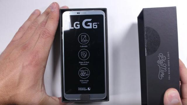 <b>LG G6 este îndoit, ars şi zgâriat în clasicul test JerryRigEverything (Video)</b>JerryRigEverything revine astăzi cu un nou video, unul în care LG G6 se află pe masa de tortură. Flagship-ul sud-coreenilor trece prin celebrele teste de rezistență, de la cel de zgâriere, la cel de ardere a ecranului și până la testul de îndoire unde
