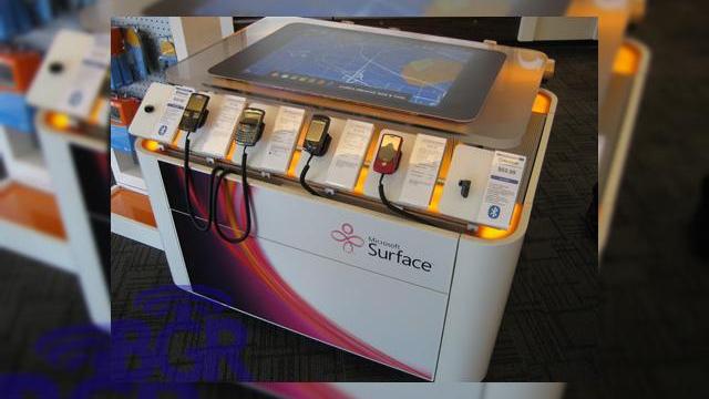 <b>Microsoft Surface s-a lansat prin AT&T</b>Celebra "masa tehnologica" Microsoft, cunoscuta sub numele de Surface a fost lansata de catre operatorul AT&T si este acum disponibila pentru public, ne informeaza The Boy Genius Report. In imaginile atasate acestui articol puteti observa uriasul gadget...