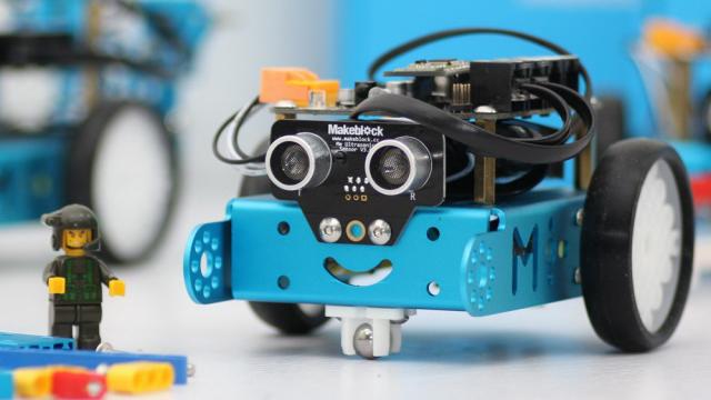 <b>Turul Magazinelor #170: roboţei educativi, pompă de apă pentru grădină, un nou aparat de curăţat Dirt Devil</b>Astăzi îmbinăm domeniul educațional cu cel gospodăresc să spunem și asta pentru că pe lista noastră de recomandări avem în primul rând robotul educativ Makeblock Kit Robot Ultimate, iar în al doilea rând un deschizător electric de borcane care vă va