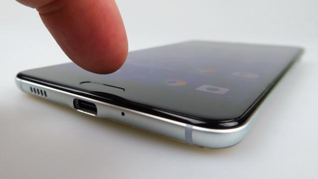 <b>HTC U Ultra: Hardware-ul maxim HTC pentru trimestrul întâi 2017</b>În ziua de azi e greu să acuzi o companie ca nu a pus cel mai bun hardware pe un smartphone, ştiind că anumite componente sunt monopolizate de rivali. E greu să obţii un panou Super AMOLED pentru că e bătaie pe ele, e greu să obţii un CPU Snapdragon 835..