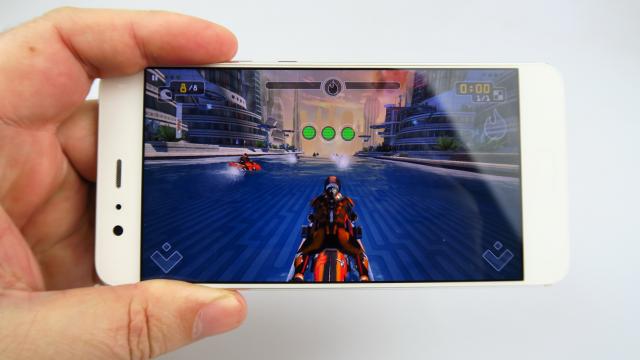 <b>Huawei P10 Plus: Benchmark-uri peste flagship-urile de anul trecut, sub Huawei P10</b>Am pus deja la treabă procesorul Kirin 960 pe Mate 9, deci ştim la ce să ne aşteptăm. E un chipset octa core cu GPU Mali G71 MP8 la pachet şi care se poate lua de piept uşor cu Snapdragon 820 şi 821. Operează în tandem cu 4 GB sau 6 GB RAM pe P10 Plus..