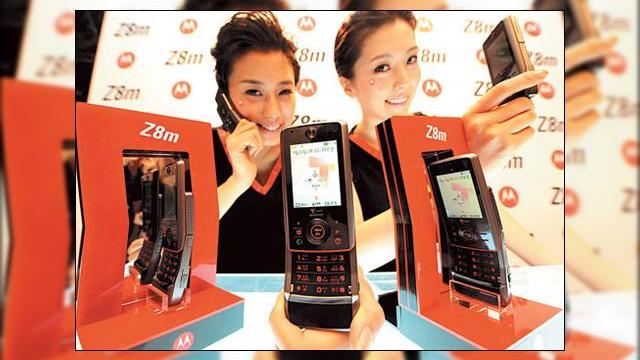 <b>Motorola lanseaza telefonul Z8m, cu HSDPA de 7.2 Mbps</b>Dupa lansarea sa fastuoasa, modelul Motorola Z8 a fost mereu in umbra "fratelui sau mai mare", Motorola Z10, un slider de exceptie. Update-ul lui Z8 incearca sa obtina popularitatea meritata pentru acest handset, botezat in gluma "telefonul banana". Dati...