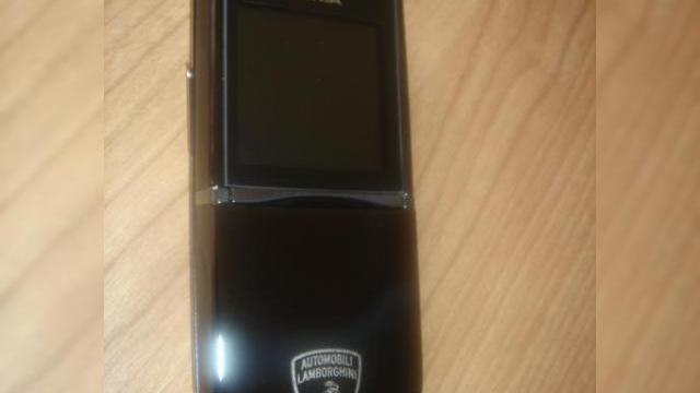 <b>Imagini superbe cu Nokia 8800 Lamborghini Edition, un cadou regesc de Paste</b>Se pare ca Nokia 8800 este telefonul preferat de catre Nokia si brandurile sale partenere pentru customizare. In cazul in care vreti sa faceti un cadou "regesc" de Paste, va sugeram sa achizitionati acest telefon, pe care-l puteti admira mai jos: Dupa ce...