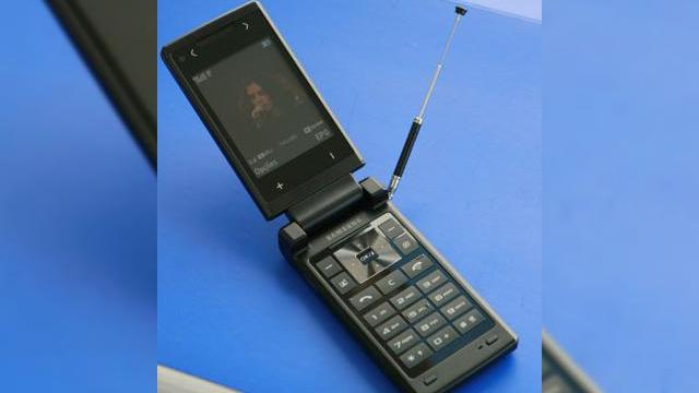 <b>Samsung V820L, telefonul care implementeaza televiziunea mobila in Brazilia</b>In cazul in care aveti 904 dolari de cheltuit si va aflati in zona Sao Paulo, Belo Horizonte sau Rio de Janeiro din Brazilia, puteti achizitiona un performant telefon 3G produs de Samsung. Modelul V820L este un handset 3G dotat cu Bluetooth, camera de 2...