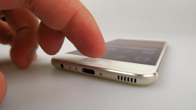 <b>Huawei P10: Hardware excelent pe o diagonală ce "riscă" să devină nişă</b>Nu e Apple singura care a înţeles că nu ai nevoie de 8 GB RAM ca să performezi cu un telefon mobil şi nici nu îţi trebuie ecran 4K pentru a domina piaţa. Huawei a pariat pe un ecran Full HD clar şi luminos de 5.1 inch, iar aceasta diagonală risca să..