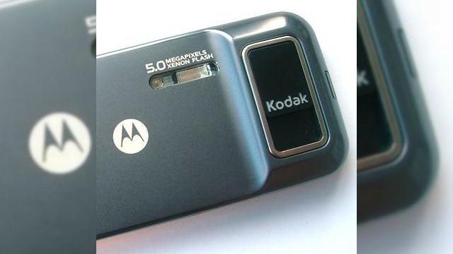 <b>Primele imagini reale cu telefonul Motorola cu camera Kodak</b>Au aparut primele imagini reale cu noul telefon-camera de la Motorola dotat cu modul de camera branduit Kodak. Acesta promite sa rivalizeze cu alte handseturi din aceeasi clasa, produse de Sony Ericsson, LG, Nokia sau Samsung. Camera telefonului are o...