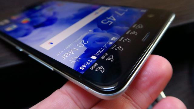 <b>HTC U Ultra: Conectivitate de top, pune la respect şi un iPhone</b>HTC U Ultra se prezintă din start cu multiplele sale microfoane, 4 la număr, care promit o anulare excelentă a zgomotului de fond, dar şi ascultare din partea asistentului virtual. Evident ajuta şi la înregistrarea 3D a sunetului la filmare.