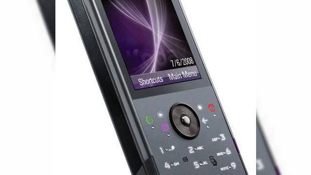 <b>Imagini oficiale cu Motorola ZN5</b>Dupa numeroase imagini "scapate" pe Internet cu noul telefon Motorola ZN5, beneficiem si de o serie de imagini oficiale, care de obicei preced lansarea telefonului. ZN5 arata destul de bine in aceste imagini, in ciuda faptului ca tastele sale sunt bizare...