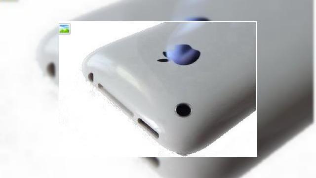 <b>iPhone 2.0 intr-o serie credibila de imagini</b>iPhone Man loveste din nou cu o serie de poze cu iPhone 2.0, pe care-l asteptam cu nerabdare sa isi faca aparitia luna viitoare. Se pare ca handsetul va aparea in negru, alb si rosu, conform aceluiasi Boioglu (Iphone Man). Intre timp blogul windamac ne...