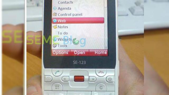 <b>Sony Ericsson BeiBei prins in actiune</b>Sony Ericsson si-a domolit entuziasmul lansarilor, concentrandu-se pe noile sale terminale, pe care vi le prezentam aproape saptamanal, pe masura ce imagini cu acestea "scapa" pe Internet. In vreme ce Paris a fost modelul nostru preferat pana acum, BeiBei...
