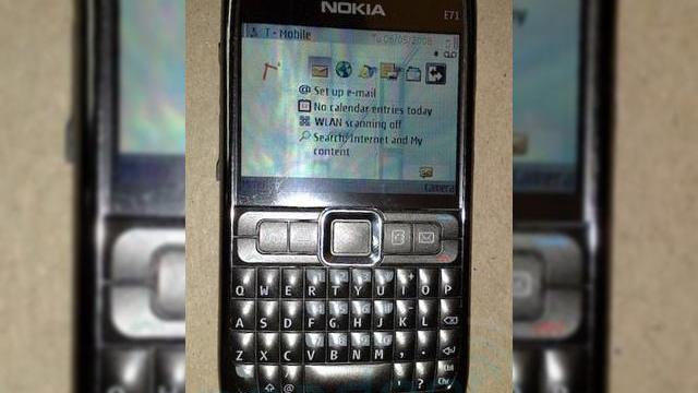 <b>Nokia E66 si E71 se dezvaluie prin imagini scapate pe Internet</b>Dupa ce informam ieri despre existenta unui Nokia E71, care ar trebui sa fie anuntat astazi, se pare ca atat acest smartphone, cat si modelul E66 si-au facut aparitia sub forma de terminale "scapate" pe mana consumatorilor, dornici de a le poza. Ambele...