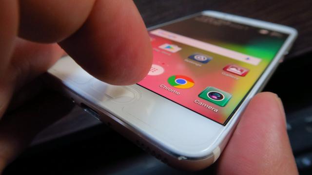 <b>Huawei P10: Benchmark-uri fantasmagorice pentru un telefon Full HD</b>Huawei P10 reuşeşte performanţa de a spulbera în testele benchmark mulţi rivali mult mai celebri, dar şi pe Huawei P10 Plus chiar. Are avantajul aceluiaşi procesor Kirin 960, dar rezoluţia mai mică e un alt atuu de partea sa. Astfel chipset-ul octa core..