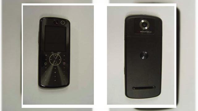 <b>Motorola L800t trece testele FCC si se indreapta catre China</b>Aflasem cu cateva saptamani in urma toata lista de terminale Motorola care urmeaza sa fie lansate in 2008, printre ele numarandu-se si acest L800t, destinat publicului chinez. Iata ca acum handsetul a trecut testele FCC si este gata de lansare. Nu suntem...