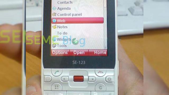 <b>Noi imagini cu Sony Ericsson BeiBei scapate pe Internet</b>Am facut cunostiinta cu Sony Ericsson BeiBei cu cateva saptamani in urma, tot prin intermediul unei serii de imagini care au "scapat" pe Internet. Iata ca acum avem de-a face cu noi imagini, care prezinta handsetul in actiune: Din cate stim pana acum,...