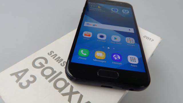 <b>Samsung Galaxy A3 (2017) Unboxing: scoatem din cutie un telefon compact inspirat de Galaxy S7 si cu UI de Galaxy S8 (Video)</b>Samsung anunţa în ianuarie în acest an telefoanele noi din gama Galaxy A (2017), iar ele ajungeau şi în România la final de iarnă şi început de primăvară. Pentru că ni le-aţi solicitat de multiple ori pe YouTube, v-am ascultat şi am făcut rost de Galaxy..