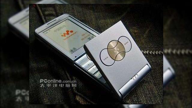 <b>Sony Ericsson W350, un telefon muzical simplu si elegant</b>Pentru fanii designurilor neobisnuite telefonul Sony Ericsson W350, membru al seriei Walkman va fi perfect, in special daca sunteti si meloman si va pregatiti de vacanta. W350 este un telefon Walkman slim, al carui mecanism glisant acopera keypadul,...