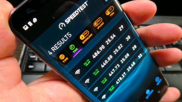 <b>Samsung Galaxy S8: Conectivitate Gigabit, cu viteze mari, acustică perfectă în convorbiri</b>Samsung e early adopter la generaţia a cincea a unor tehnologii, preluând imediat Gorilla Glass 5, dar şi Bluetooth 5.0. Abia acum face şi Samsung trecerea la port USB Type C pe un Galaxy S, modelele de anul trecut având porturi microUSB, dar mai bine..