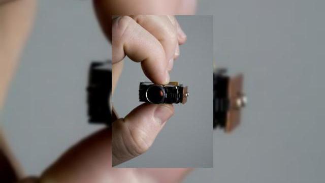 <b>Samsung va include mini-proiectoare in telefoanele sale</b>Compania 3M a anuntat ca Samsung va fi primul producator de telefoane mobile care va folosi tehnologia mini-proiectoarelor 3M, capabila sa proiecteze o imagine pe un perete sau pe podea cu ajutorul unui terminal mobil sau laptop. Nu este inca foarte clar...