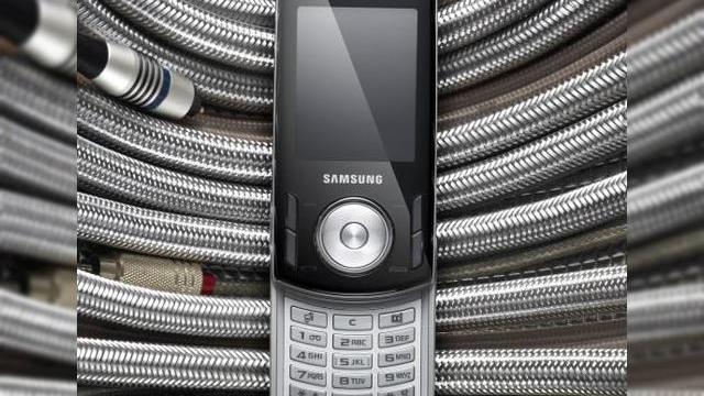 <b>Samsung lanseaza telefonul dual slider F400, cu functii muzicale</b>Samsung a anuntat lansarea lui F400, un telefon dual slider cu functii muzicale dotat cu tehnologia ICEpower (Bang & Olufsen ICEpower). Telefonul muzical soseste cu functia Smart Bass, care ofera o experienta audio deosebita, dar si cu Smart Limiter, care...