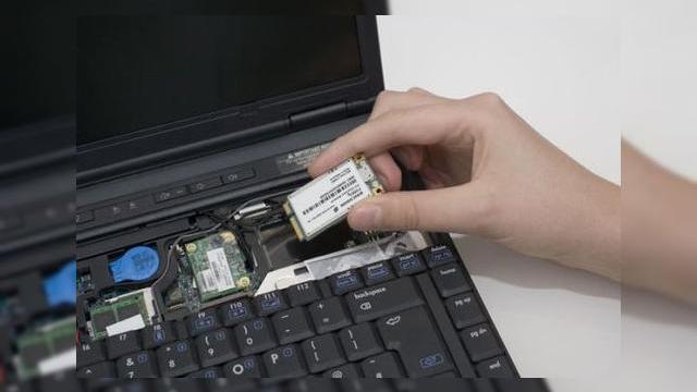 <b>Ericsson va produce module HSPA/GPS pentru laptopurile Dell</b>Compania suedeza Ericsson anunta ieri faptul ca va incepe furnizarea de module HSPA/GPS pentru laptopurile Dell, incepand cu jumatatea acestui an. HSPA (High-Speed Packet Access) este cea mai raspandita forma de conexiuni broadband 3G, oferind viteze de...
